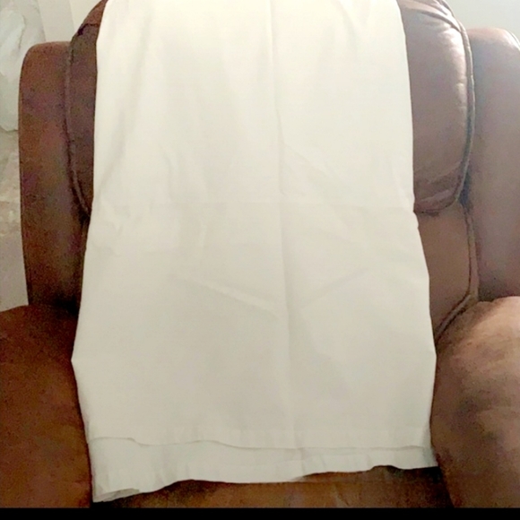 Pottery barn full bed skirt. 16" drop - Picture 3 of 5